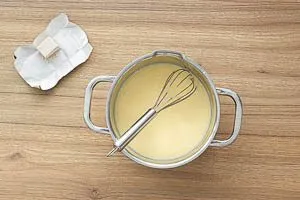 Hefe in die Milch und Butter geben