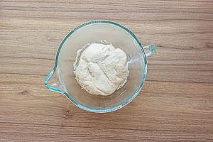 Teig f&uuml;r 7 bis 10 Minuten kneten