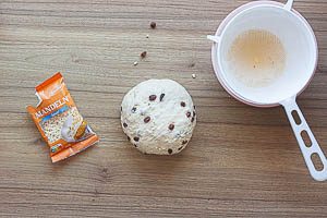 Rosinen und Mandeln unterkneten