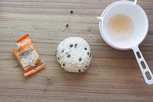 Rosinen und Mandeln unterkneten