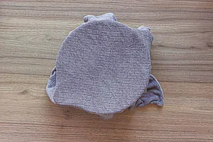 Teig in einer Sch&uuml;ssel mit feuchtem K&uuml;chenhandtuch abdecken und 1,5 Stunden gehen lassen