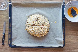 Osterbrot mit Ei bestreichen und Hagelzucker bestreuen, Kreuz einschneiden und 40 Minuten backen