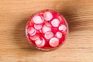 Hei&szlig;en Sud &uuml;ber die Radieschen geben