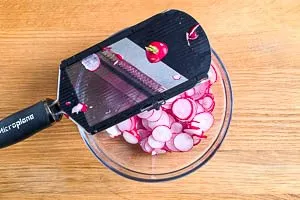 Restlichen Radieschen hobeln