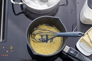 Butter schmelzen und mit Mehl in der Pfanne erhitzen