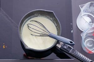 Gemüsebrühe und Milch zugeben