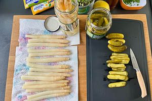 Spargel und Gurken abtropfen lassen, Gurken in Scheiben schneiden.