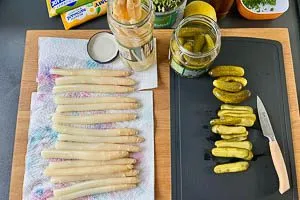 Spargel und Gurken abtropfen lassen, Gurken in Scheiben schneiden.