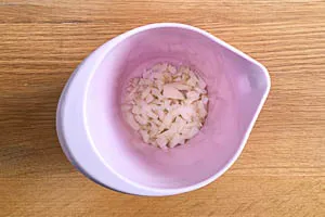 Zwiebeln in einen R&uuml;hrbecher geben