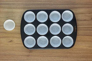 Muffinblech mit Papierf&ouml;rmchen best&uuml;cken