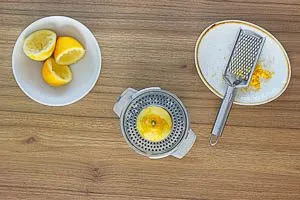 Zitronenschale reiben und Zitronensaft auspressen