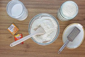 Trockenen Zutaten mit einem Kochlöffel vermengen