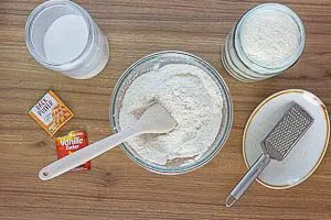 Trockenen Zutaten mit einem Kochl&ouml;ffel vermengen