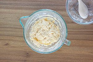 Trockene Zutaten und flüssige Zutaten miteinander verrühren.