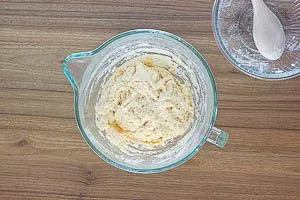 Trockene Zutaten und fl&uuml;ssige Zutaten miteinander verr&uuml;hren.