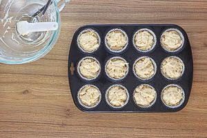 Teig auf die Förmchen aufteilen