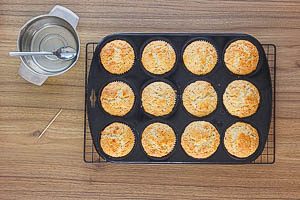 Zitronensaft auf die fertigen Muffins mit Löchern geben