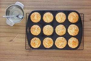 Zitronensaft auf die fertigen Muffins mit L&ouml;chern geben