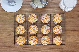 Glasur auf die Muffins geben