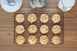 Glasur auf die Muffins geben