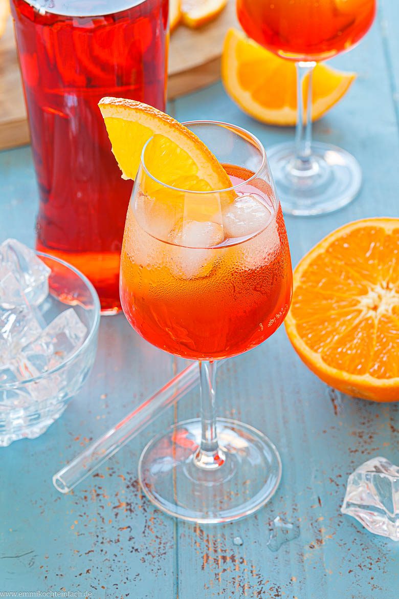 Spritziger Aperol im Weinglas