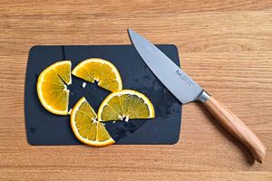 Orange in dünne Scheiben schneiden