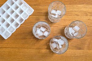 Gläser mit Eiswürfeln befüllen