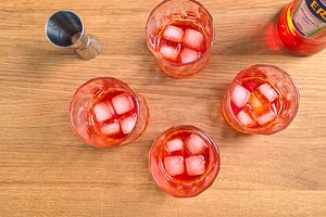 Aperol in das Glas geben