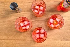 Aperol in das Glas geben