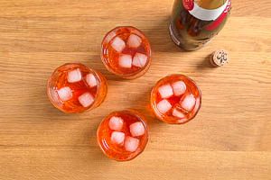 Glas mit Sekt auffüllen