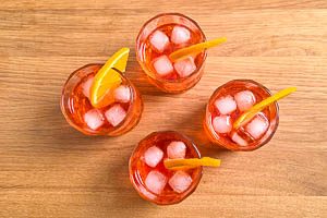 Gläser mit halbierten Orangenscheiben garnieren