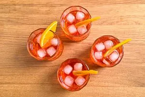 Gl&auml;ser mit halbierten Orangenscheiben garnieren