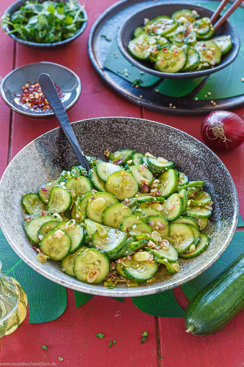 Knackige Beilage mit Snackgurken und w&uuml;rzigem Dressing.