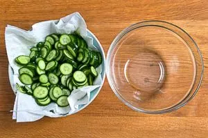 Fl&uuml;ssigkeit der Gurken aufsaugen lassen.