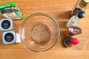 Dressing aus Sesam&ouml;l, Reisessig, Sojasauce, Sesam, Honig und Chili&ouml;l.