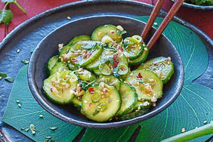 Fertig ist der asiatische Gurkensalat.
