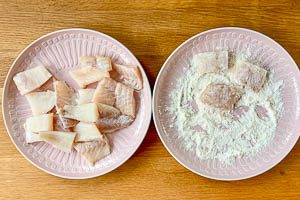 Fisch in Mehl wenden