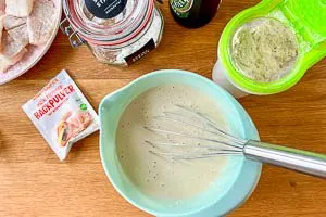 Mehl, Speisest&auml;rke, Backpulver, eiskaltes Bier und Gew&uuml;rze verr&uuml;hren