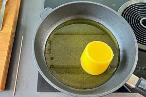 Pflanzenöl oder Butterschmalz erhitzen