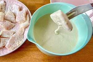 Fisch in den Bierteig tauchen