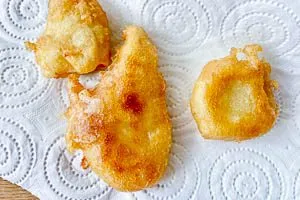 Gebackenen Fisch auf K&uuml;chenpapier abtropfen lassen
