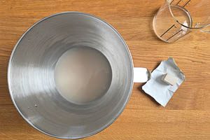 Frische Hefe in lauwarmem Wasser auflösen