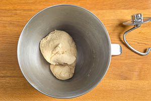 Baguette-Zutaten verkneten