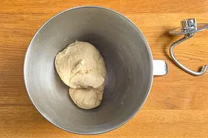 Baguette-Zutaten verkneten