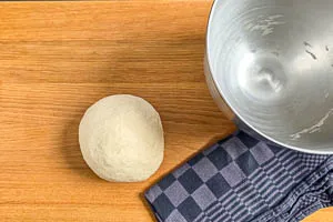 Teig zu einer Kugel formen und ruhen lassen