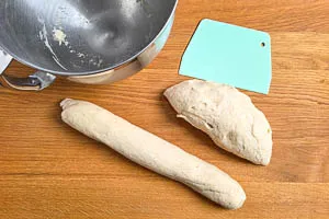 Baguette-Teig in zwei St&uuml;cke teilen und formen
