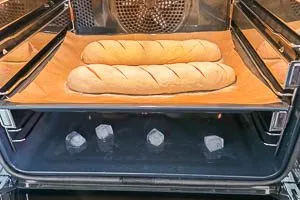 Baguette-Teiglinge im vorgeheizten Ofen backen