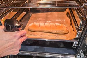 Baguettes vor Ablauf der Backzeit mit Wasser besprühen