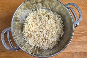 Mie-Nudeln kochen und abgie&szlig;en