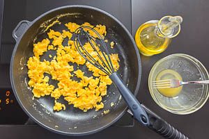 Rührei in der Pfanne zubereiten